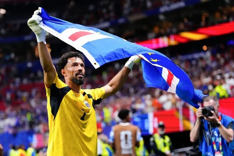 Vozinha vừa có trận debut World Cup để đời